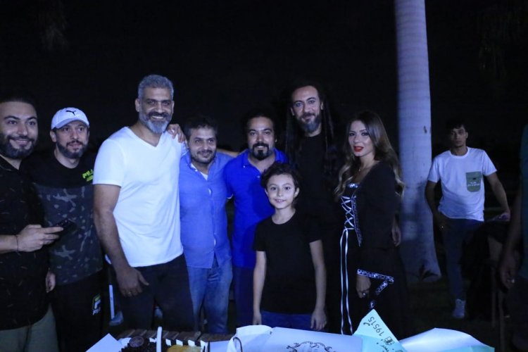 هاني عادل يحتفل بعيد ميلاده مع أسرة مسلسل «الغراب»