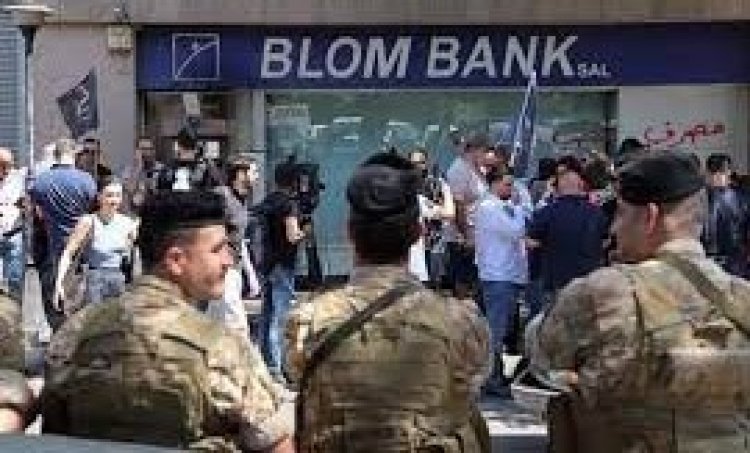 المصارف اللبنانية تعيد فتح أبوابها أمام المودعين بعد تعرضها للاقتحام