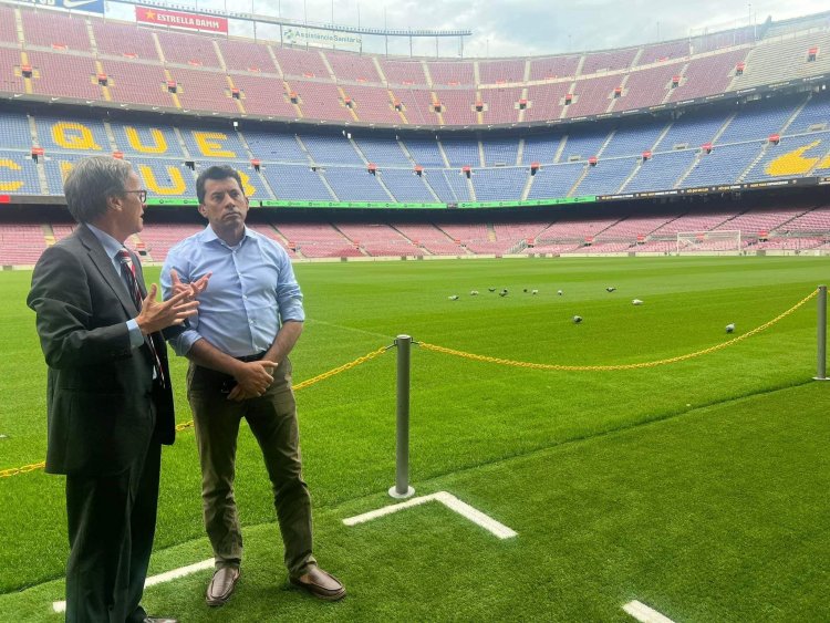 وزير الرياضة يتفقد ملعب «كامب نو» بمدينة برشلونة  | صور