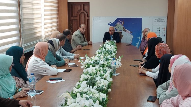 محافظ بورسعيد يلتقي العاملين بمجلس مدينة بورفؤاد