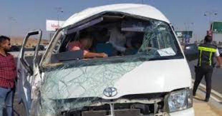 إصابة 6 أشخاص في حادث تصادم سيارة ميكروباص وميني باص بطريق الواحات 
