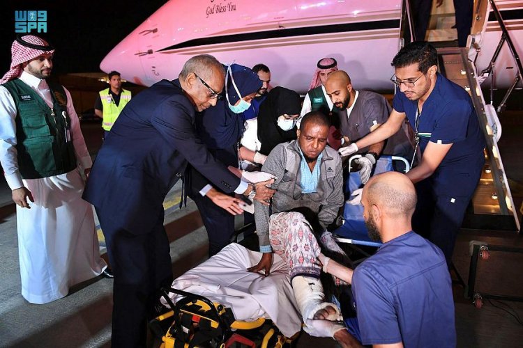 وصول مصابي الحادث الإرهابي في أحد فنادق مقديشو إلى المملكة لتلقي العلاج