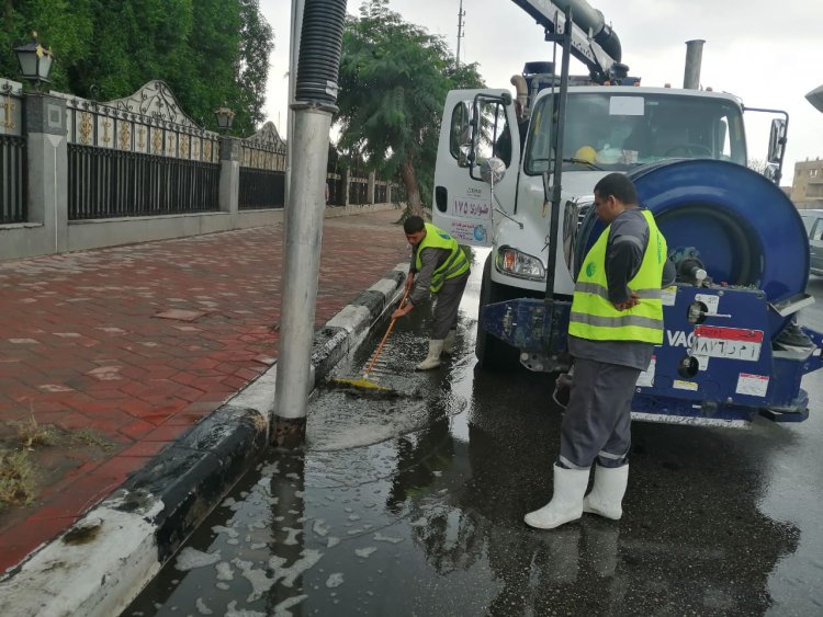 رئيس الصرف الصحي بالقاهرة الكبرى يتابع عمليات سحب مياه الأمطار