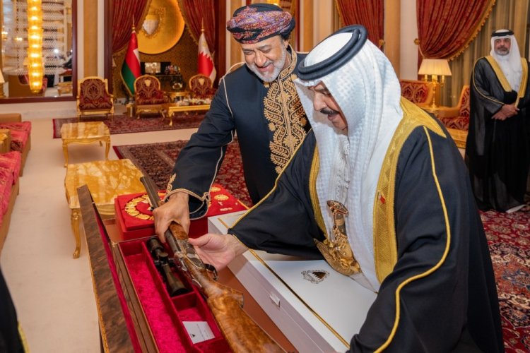 سُلطان عُمان وملك البحرين يتبادلان الأوسمة والهدايا التذكارية
