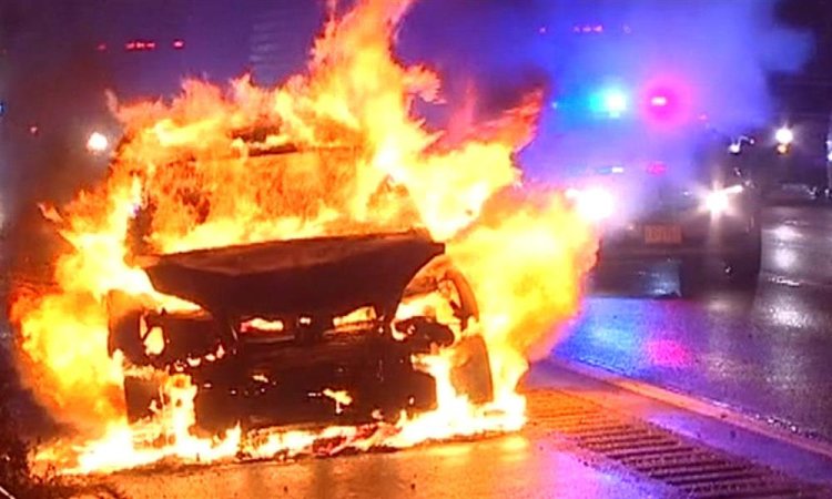 تفحم شخصين فى حريق سيارة ملاكي بطريق العلمين 
