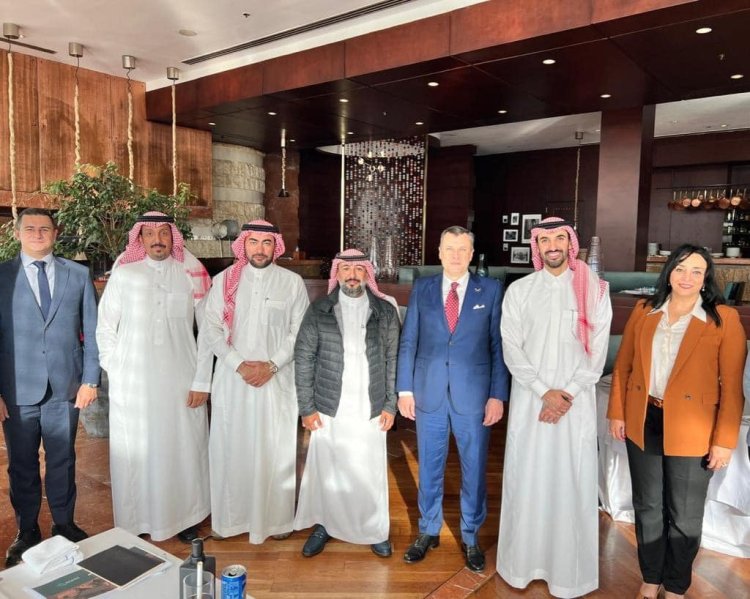 أحمد عيسى يلتقي مدير العلاقات الدولية بوزارة السياحة السعودية لتعزيز سبل التعاون