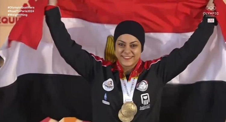 وزير الرياضة يهنئ الرباعة «سارة سمير» لفوزها بذهبية بطولة العالم لرفع الأثقال
