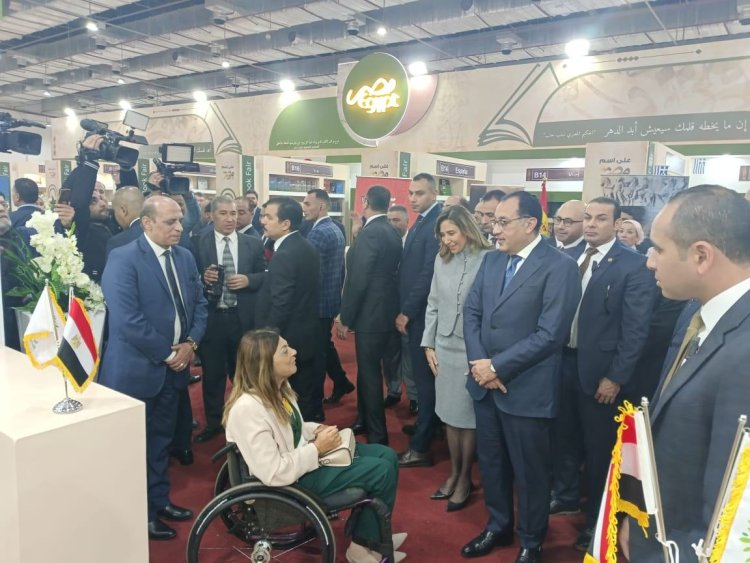 «القومي للإعاقة» يستقبل رئيس الوزراء فى جناحه بمعرض القاهرة الدولى للكتاب