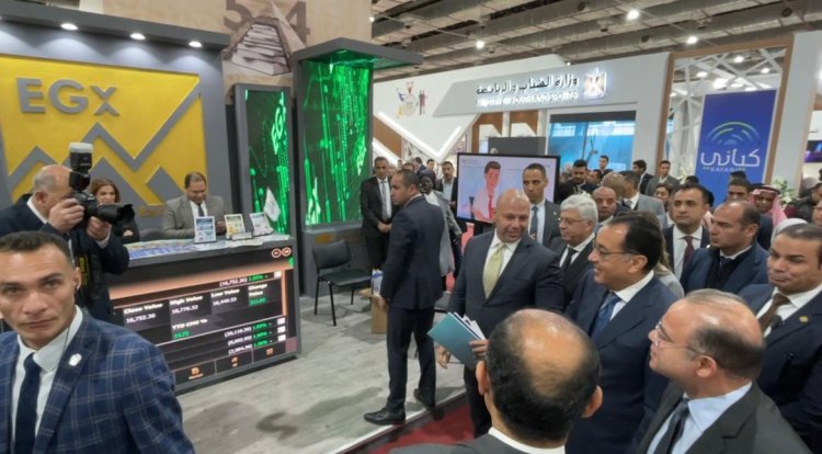 رىيس الوزراء يتفقد جناح البورصة المصرية بمعرض القاهرة الدولي للكتاب