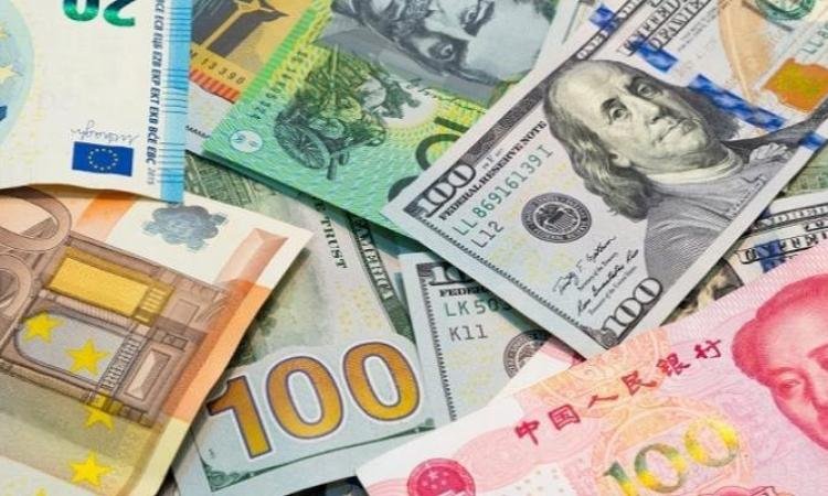 ارتفاع سعر الدولار وتباين العملات الأجنبية والعربية  في ختام  التعاملات