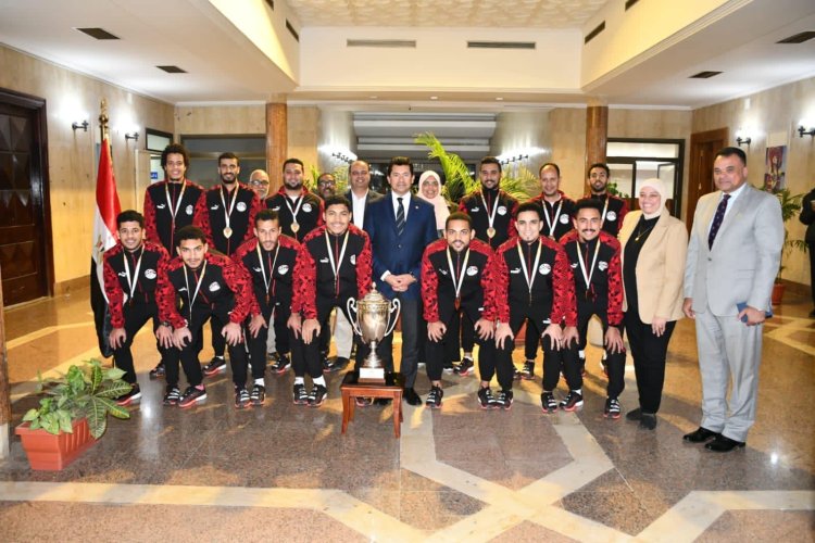 «صبحي» يلتقي منتخب وزارة الشباب للصم لتتويجه بالبطولة الودية لكرة الصالات بالإمارات