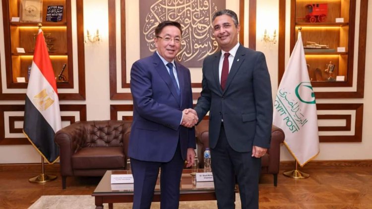 سفير كازاخستان بمصر يلتقي برئيس البريد المصري لمناقشة إصدار طابع جديد