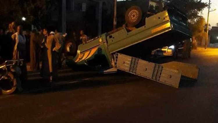 «من عائلة واحدة».. مصرع وإصابة 20 عاملاً في حادث ببورسعيد