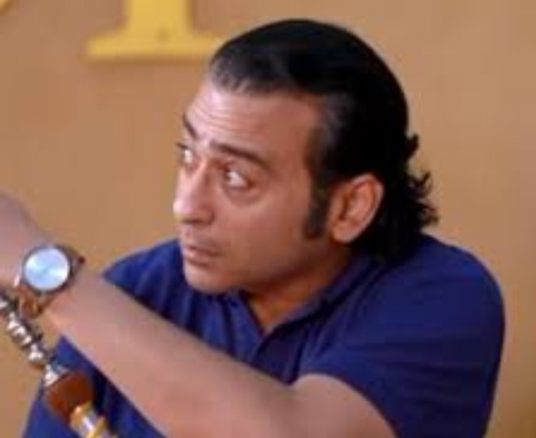 بعد محمد رمضان.. أحمد عزمي يثير الجدل ويدخن «الشيشة» في برنامج تليفزيوني