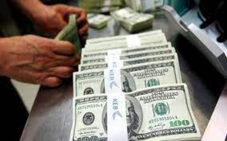 استقرار سعر الدولار وتباين العملات الأجنبية والعربية في بداية التعاملات