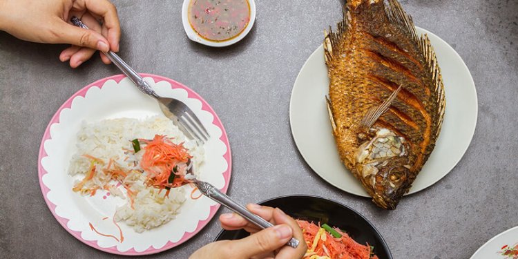 هل أكل الأسماك في رمضان يسبب العطش؟