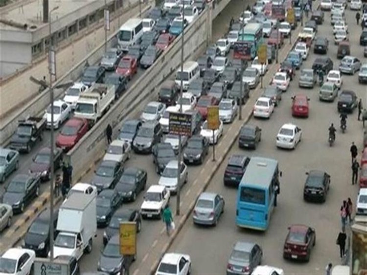 «نشرة المرور».. كثافات مرورية متحركة بشوارع وميادين القاهرة والجيزة