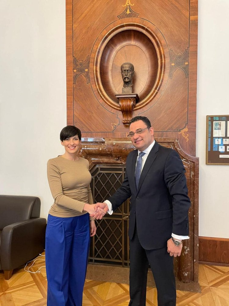 سفير مصر في براج يبحث مع رئيسة مجلس النواب التشيكي تعزيز العلاقات البرلمانية