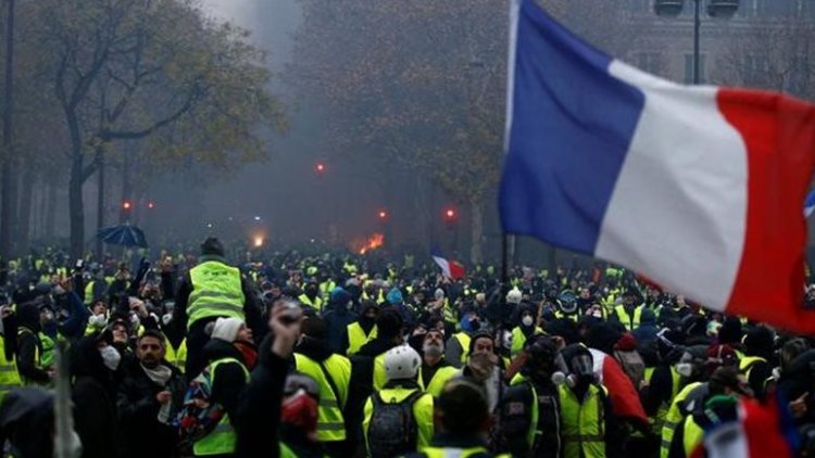 بسبب رفع سن التقاعد.. ماكرون يخاطب النقابات الفرنسية استعداداً لمظاهرات الغد 