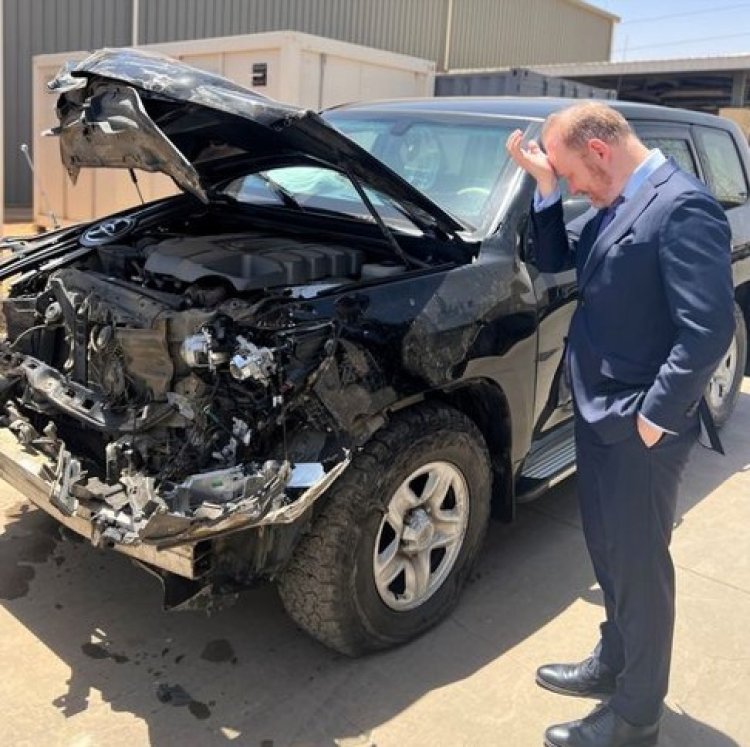 السفير الأمريكي لدى السودان ينشر صورة سيارته بعد تعرضه لحادث سير