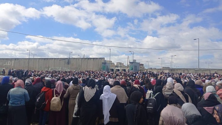 طوابير من الفلسطينيين بانتظار الدخول إلى القدس.. والسلطات الإسرائيلية تغلق الضفة والمعابر مع غزة