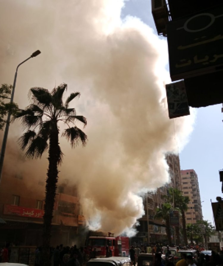 شاهد اللحظات الأولى لحريق معرض موبيليا في الهرم