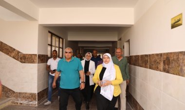 محافظ الوادي الجديد يتفقد عددًا من المدارس بمدينة الخارجة