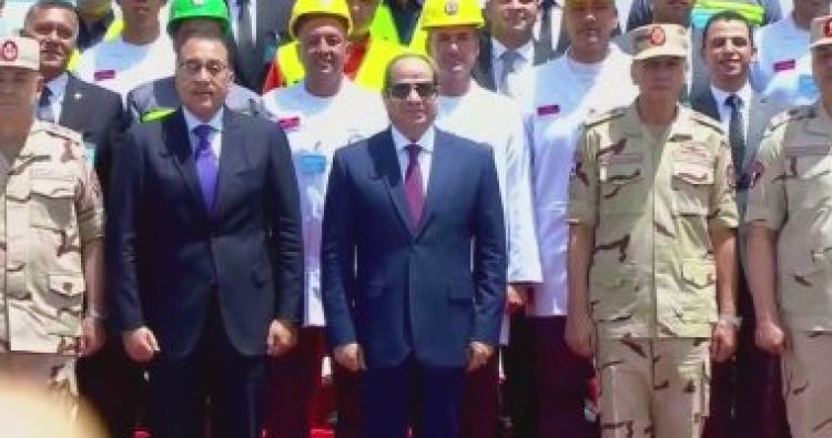 الرئيس السيسي يلتقط صورة تذكارية مع العاملين بمجمع مصانع العين السخنة