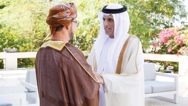 سعود بن صقر يستقبل سفير سلطنة عمان