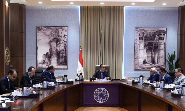 الحكومة تستعرض سير إجراءات العملية الاستيرادية بالمنطقة الحرة ببورسعيد