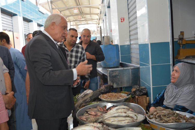 محافظ الجيزة يتابع حركة البيع والشراء بسوق السمك الحضارى بالمنيب