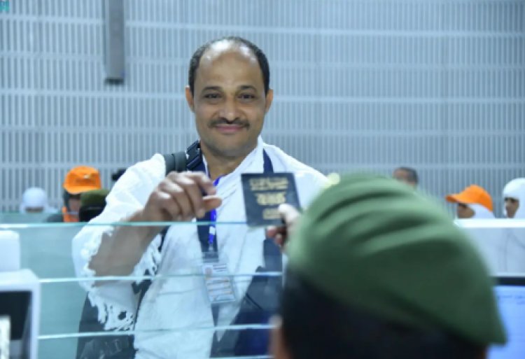 جوازات مطار الملك عبدالعزيز الدولي بجدة تستقبل رحلة ضيوف الرحمن من اليمن