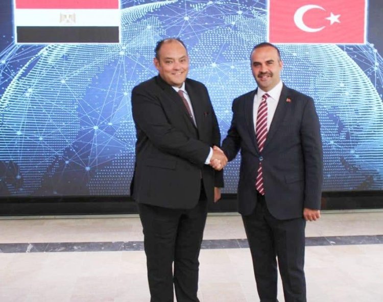 وزير الصناعة يبحث مع نظيره التركي تعزيز التعاون الصناعي المشترك