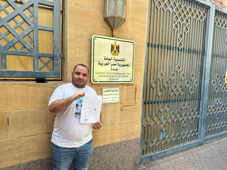عضو الهيئة العليا لـ«المصريين الأحرار» بالخارج يحرر أول توكيل لترشح «السيسي» للرئاسة