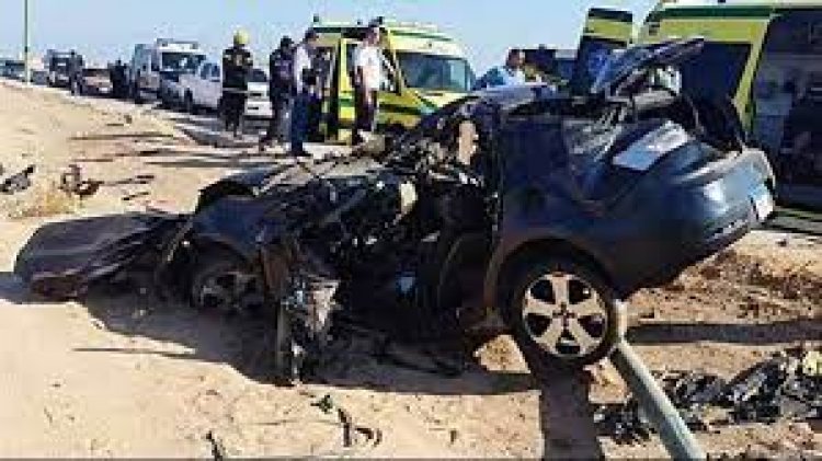 إصابة 12 شخصًا في حادث انقلاب سيارة على الطريق الصحراوي الغربي 