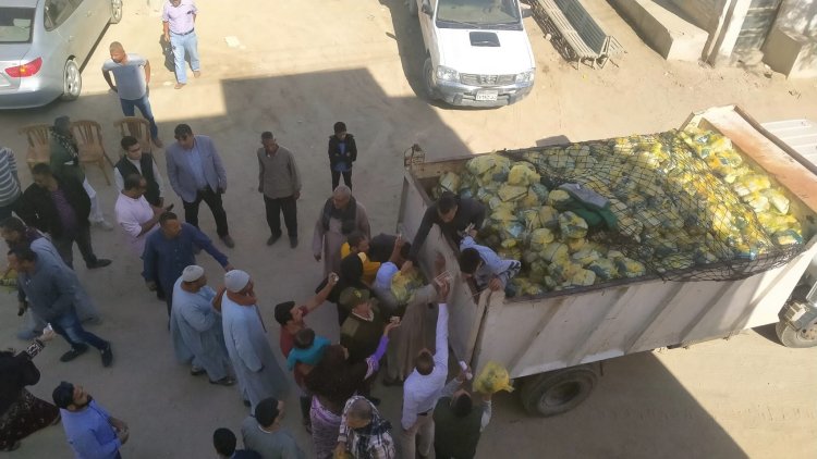 كراتين غذائية مدعمة في قوافل تموينية تجوب القرى والمراكز بالمنيا