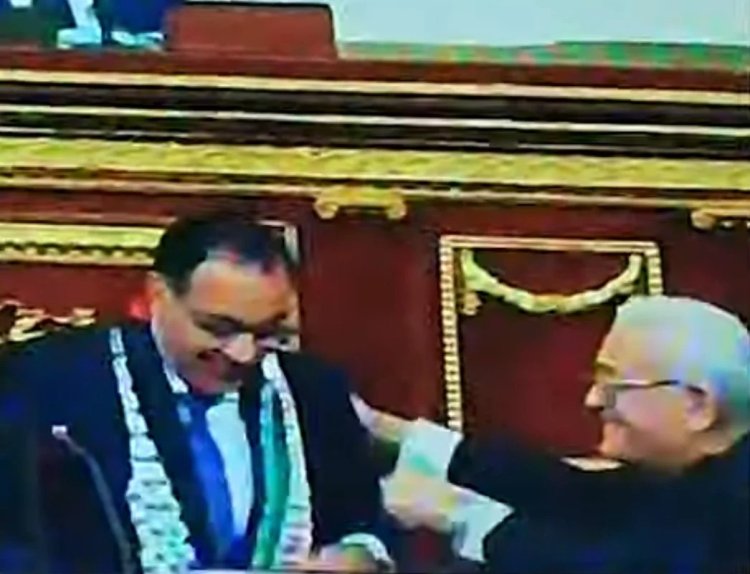 برلماني يضع وشاح فلسطين على كتفي رئيس الوزراء في البرلمان