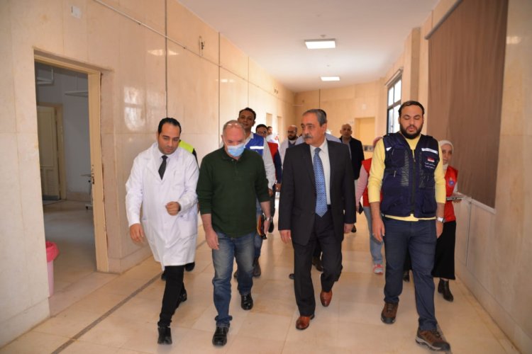 محافظ الإسماعيلية يطمئن على مصابي غزة بمستشفى حميات التل الكبير 