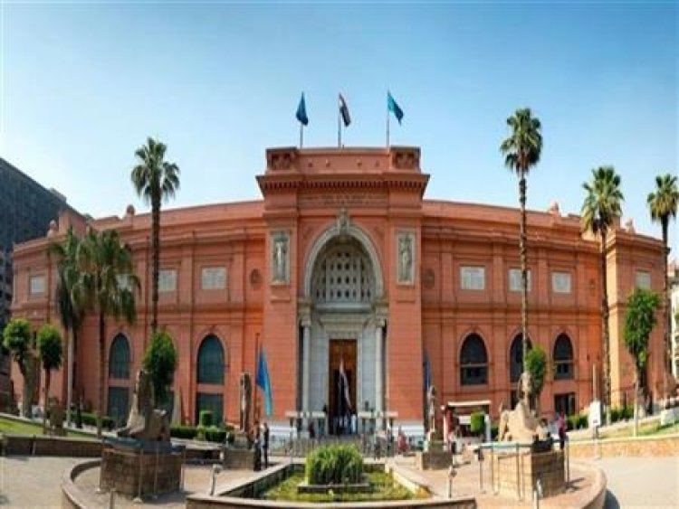 المتحف المصري بالتحرير يعرض جعران فريد من الزجاج للعصر اليوناني