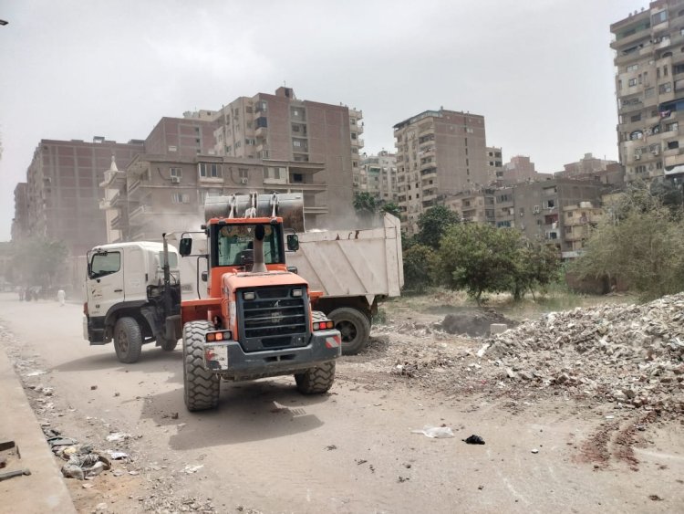 محافظة الجيزة ترفع 7 آلاف طن مخلفات ورتش من نهاية شارع المنشية بجوار الدائري بالهرم