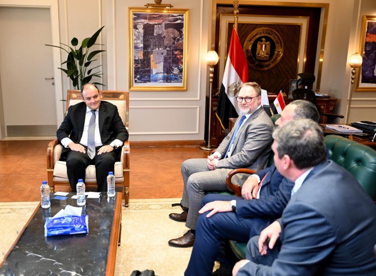 وزير الصناعة يبحث انشاء مشروع مشترك لإنتاج سيانيد الصوديوم في مصر