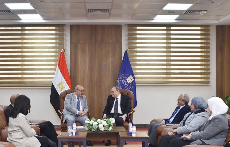 رئيس هيئة الدواء يستقبل ممثل منظمة الصحة العالمية بمصر لبحث التعاون المشترك