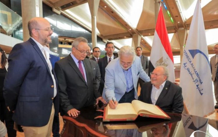 الملك السابق أحمد فؤاد يزور مكتبة الإسكندرية ويتصفح وثائق نادرة