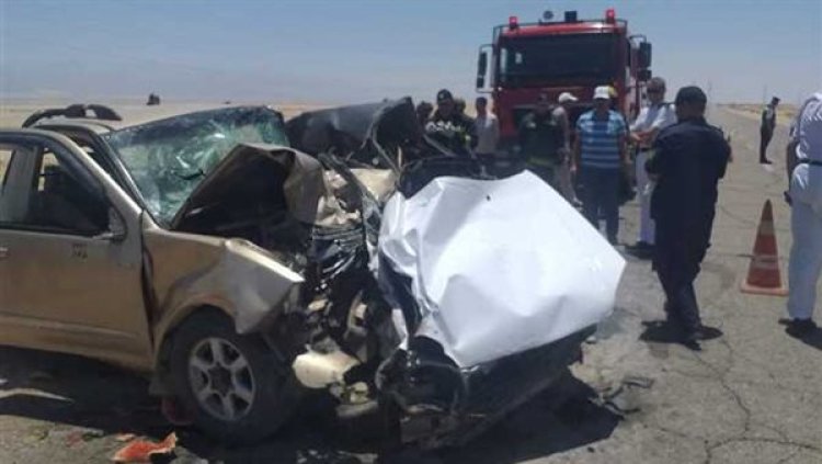 إصابة 5 أشخاص في حادث تصادم سيارتين بطريق الواحات الصحراوي