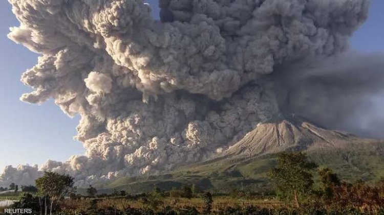 عاجل.. ثوران بركان ضخم وتسجيل مئات الزلازل العميقة بإندونيسيا
