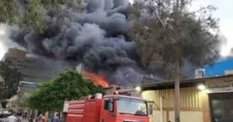 عاجل.. الدفع بـ«6» سيارات إطفاء للسيطرة على حريق داخل مصنع في «6» أكتوبر