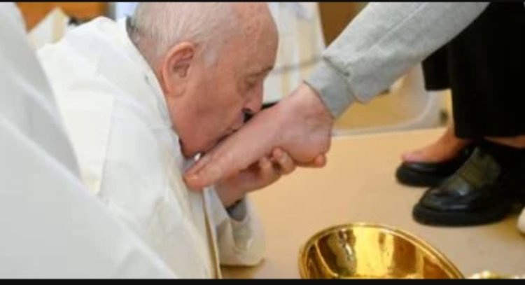 البابا فرانسيس يكسر التقاليد.. يغسل أقدام النساء فقط بالطقوس السنوية
