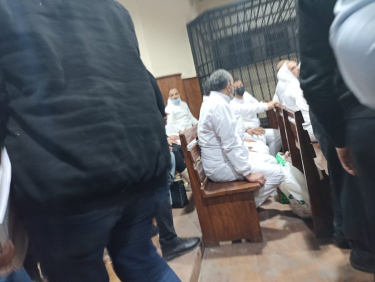 وصول المتهمين في قضية رشوة وزارة التموين إلى جلسة محاكمتهم - موقع العاصمة