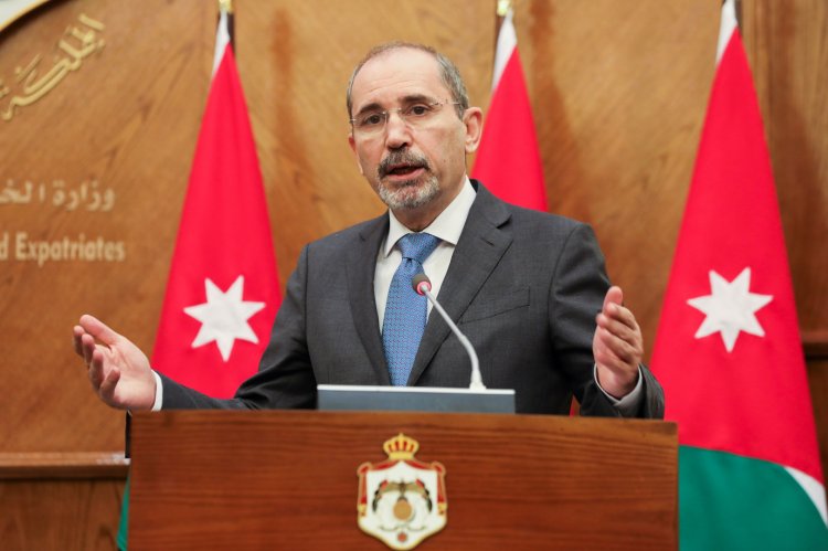 وزير الخارجية الأردني يتلقى اتصالًا هاتفيًا من مفوض شؤون التوسع والجوار في الاتحاد الأوروبي
