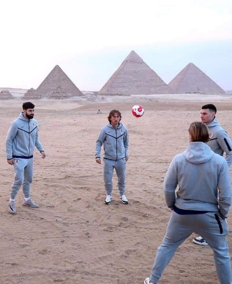 قبل مواجهة مصر.. لاعبو كرواتيا يستعرضون مهاراتهم أمام الأهرامات | فيديو
